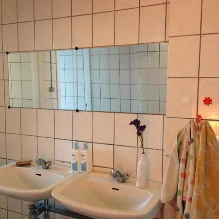 بيت شباب Capsule - *