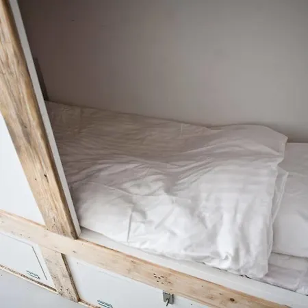 بيت شباب Capsule -